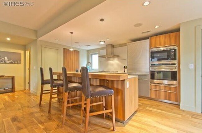 Foto del edificio - Elegant Contemporary Town Home with 2 bedrooms/4 baths with Private Elevator Coming Available Soon!