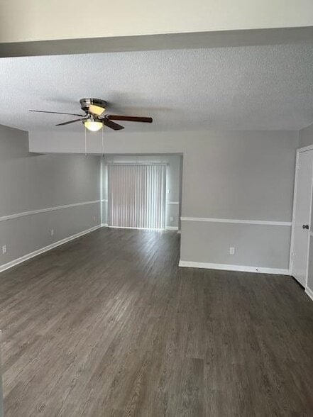 Building Photo - 661 Village Green Dr
