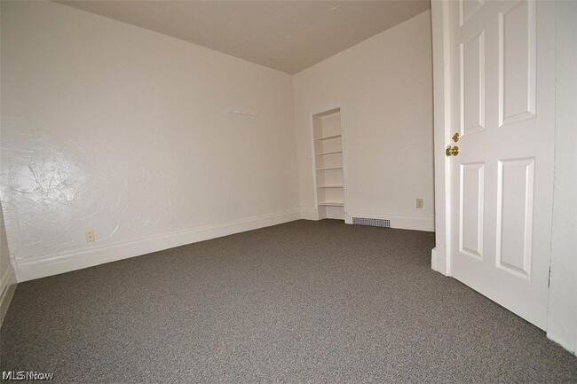 Building Photo - 450 Allyn St