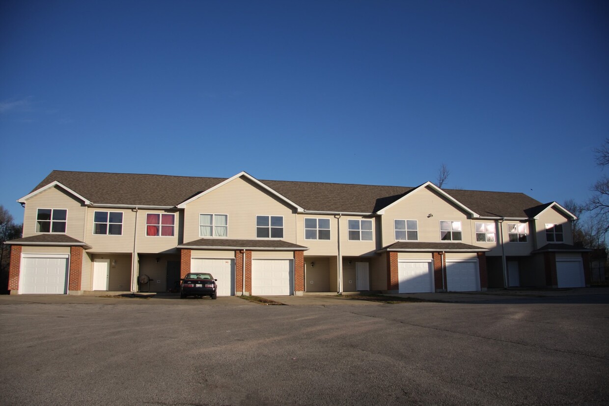 Primary Photo - Centreville Courts Apartments