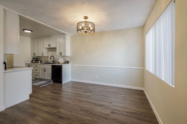 Building Photo - 220 E Live Oak St