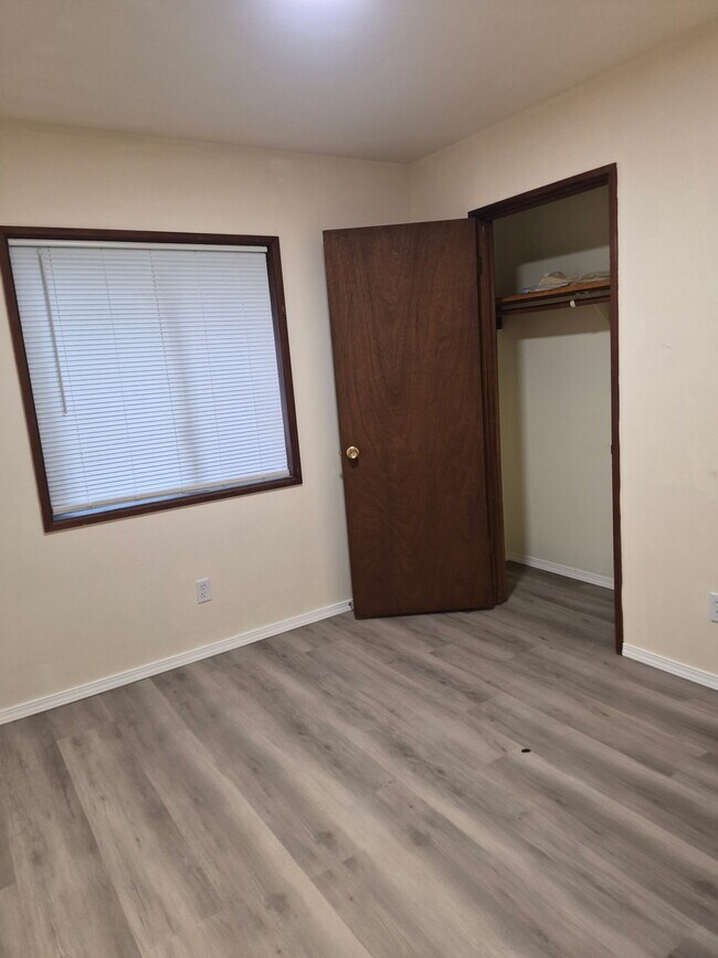 Building Photo - 988 NE Pennington Loop