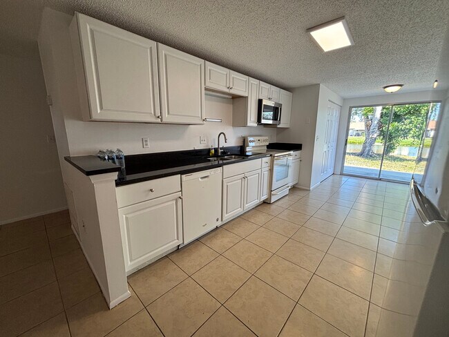 Foto del edificio - 4209 79th St W