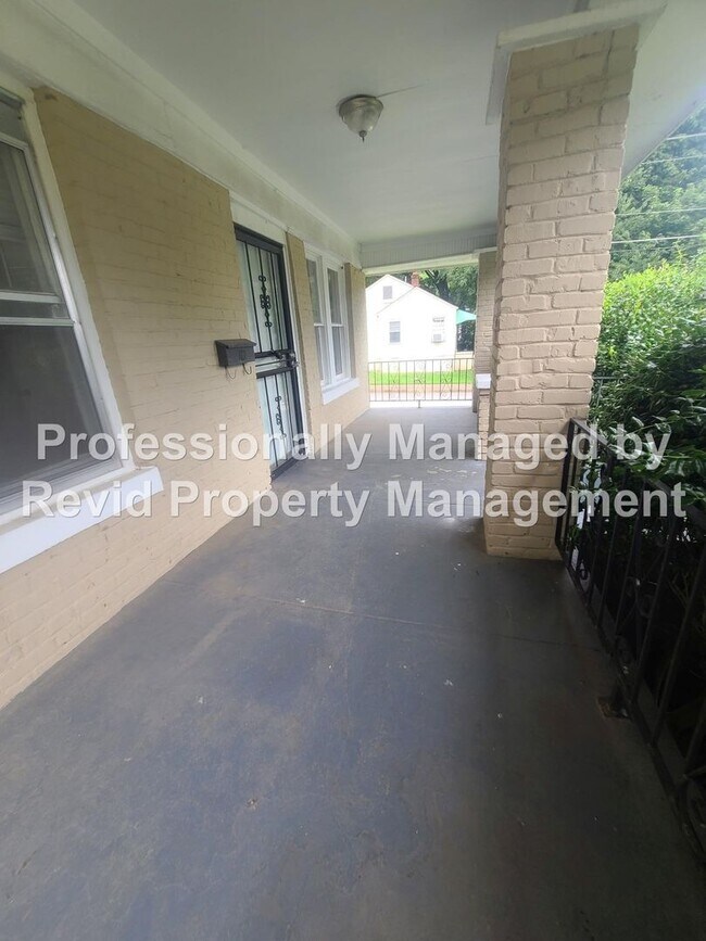 Foto del edificio - Spacious 3 Bedroom Close to the University...
