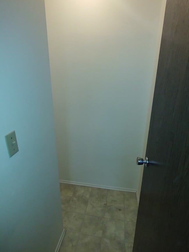 Building Photo - 60 Shuswap St N