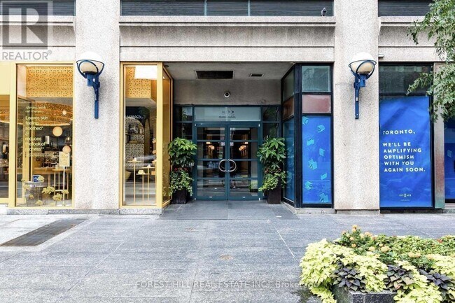 Building Photo - 102 Bloor St W
