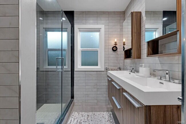 Foto del edificio - 4716 Tyrone Ave