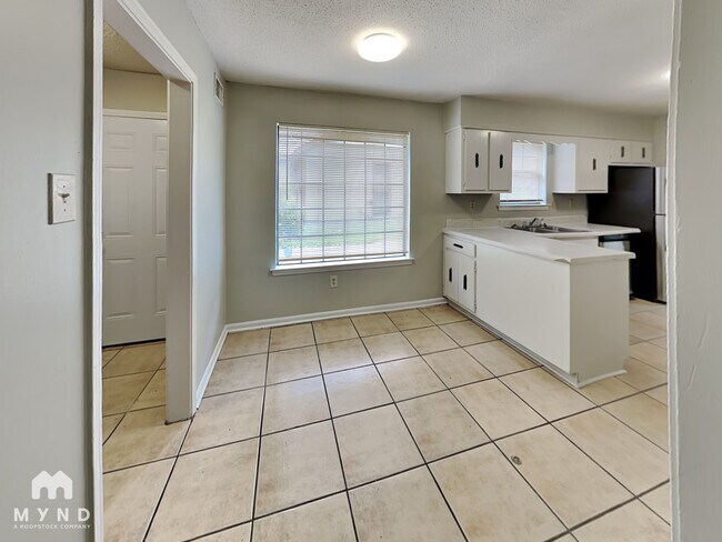 Building Photo - 2139 Oldfield Dr
