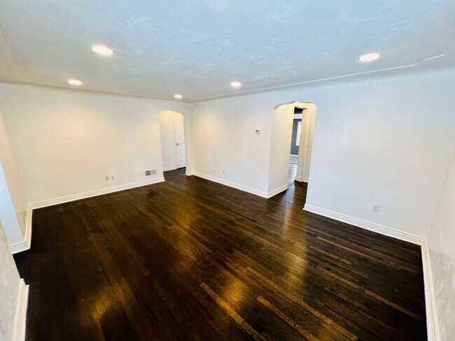 Foto del edificio - UNIVERSITY HILLS, CHARMING RANCH HOME, UPDATES THROUGHOUT, 3 BED, LARGE YARD, DECK AND PERGOLA .