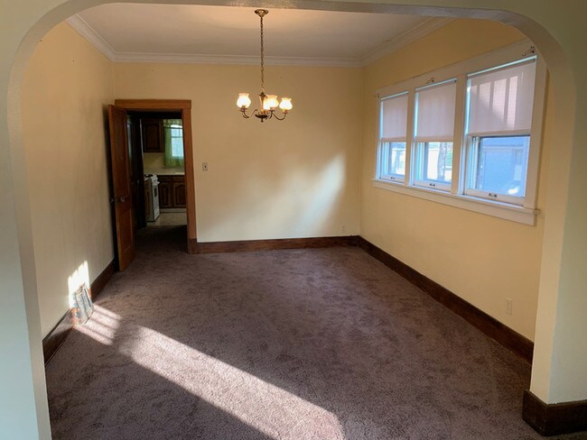 Foto del edificio - Brick Bungalow Near Glen Oak Park