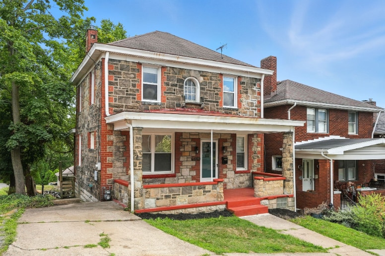 "Charming 3-Bed Retreat with Gleaming Hardwood Floors on Beacon Hill Avenue!" - "Charming 3-Bed Retreat with Gleaming Hardwood Floors on Beacon Hill Avenue!"