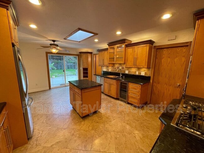 Building Photo - 1545 Kenora St