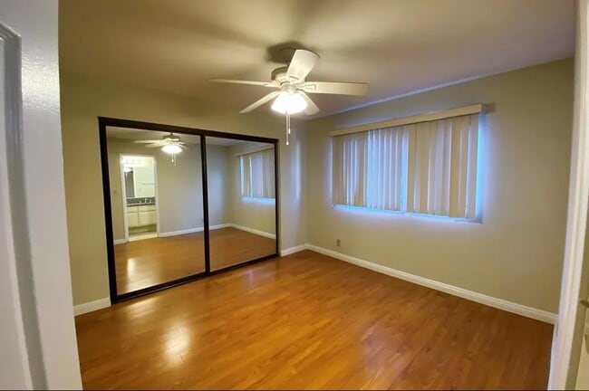 Building Photo - 229 West Tujunga