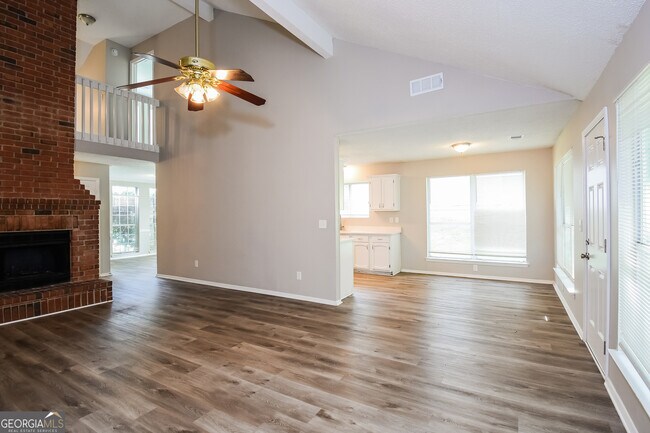 Foto del edificio - 492 Crestwood Ct