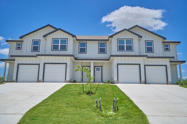 Foto del edificio - Hunters Ranch Beauty! 3 Bedrooms 2 1/2 Bath Townhome