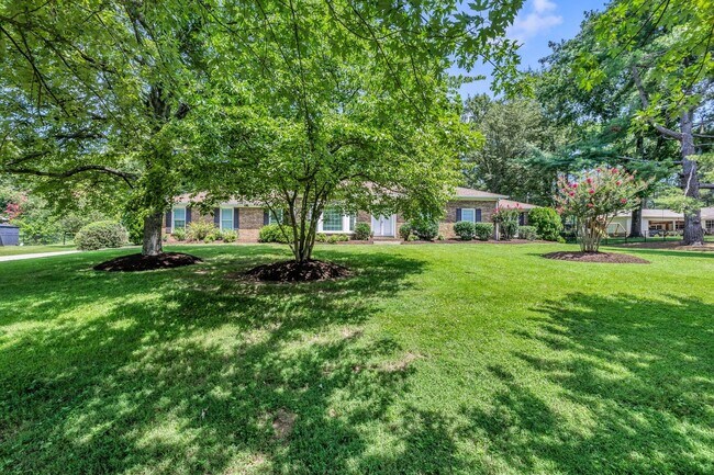 Building Photo - One level living in the heart of Brentwood