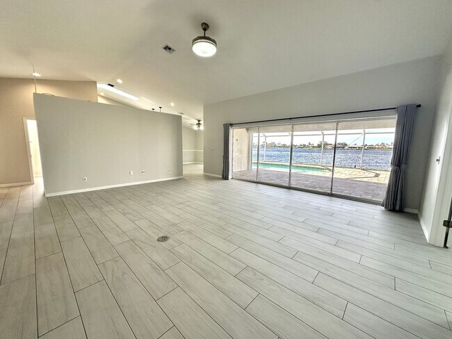 Foto del edificio - Beautiful Waterfront 3 Bed 2 Bath Home With Heated Pool, Washer/Dryer In Unit & More!