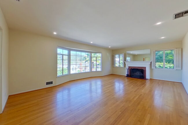 Building Photo - 1462 Glengarry Rd