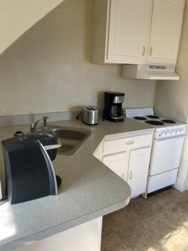 Building Photo - 310 Oakley St