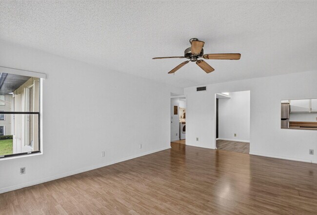 Foto del edificio - 720 Sunny Pine Way
