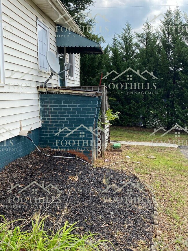 Foto del edificio - Two-bedroom One-bathroom home located in c...