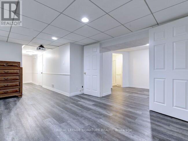 Building Photo - 370 Hansen Rd N