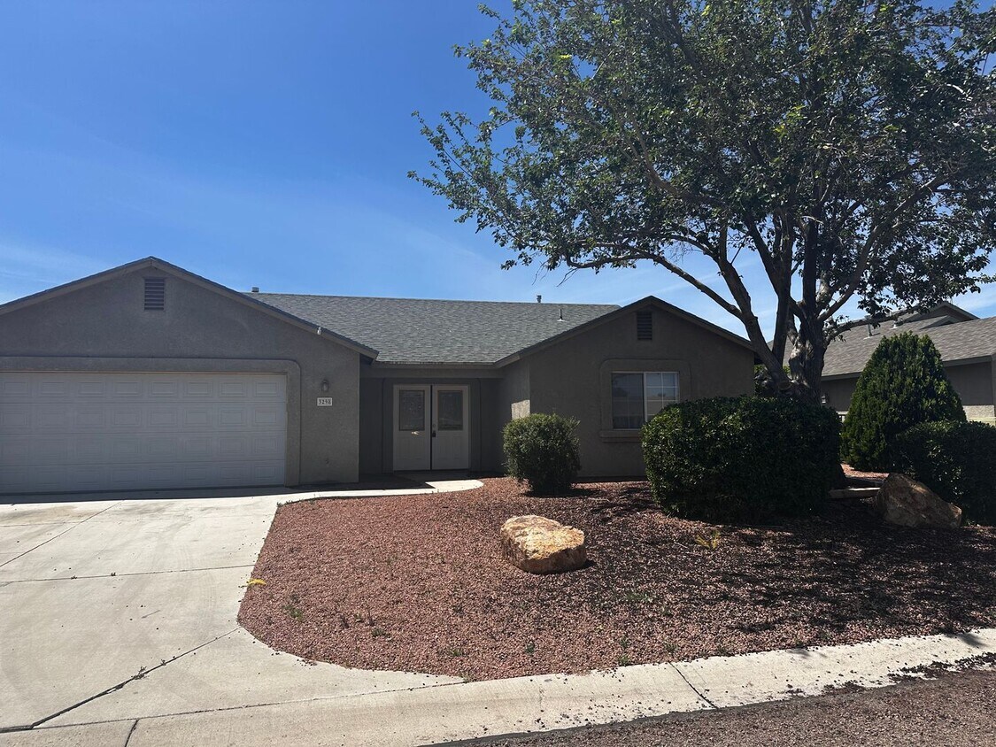 Foto principal - 4 Bedroom 2 Bathroom Home