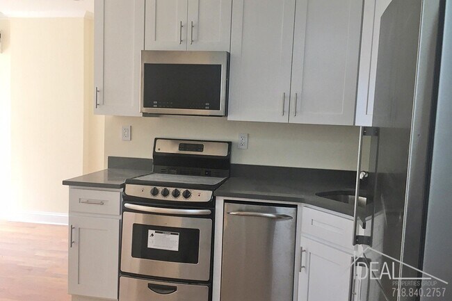 Building Photo - Beautiful Studio Apartment in Park Slope!