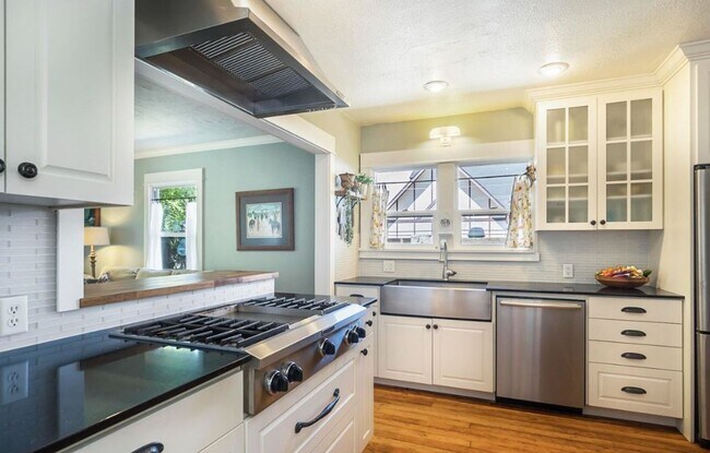 Foto del edificio - Charming Bungalow In the Heart of Downtown, Furnished 2 Bedroom/1 Bath.