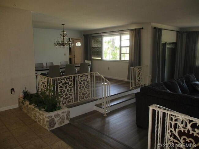 Building Photo - 1617 S Riverside Dr