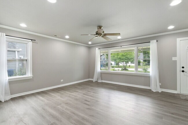 Building Photo - 9201 Lynwood Dr