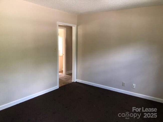 Foto del edificio - 829 Edgecombe Ln