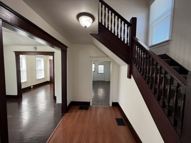 Building Photo - 911 Curran St