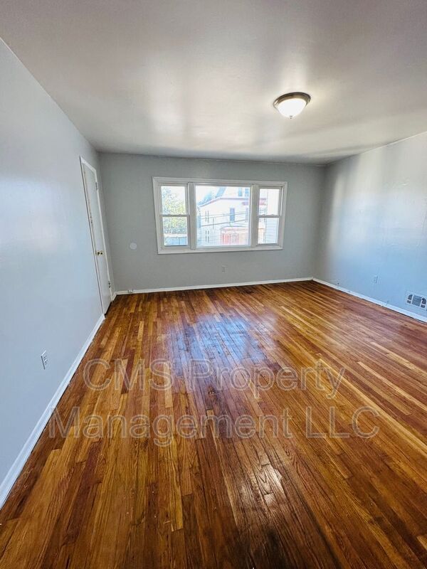 Building Photo - 21 Tichenor Terrace