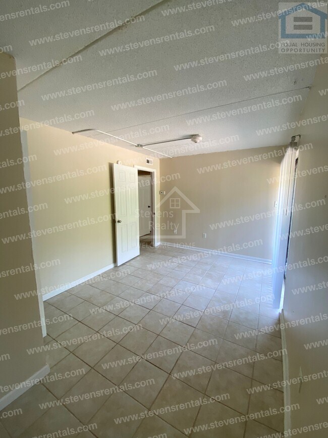 Building Photo - 915 S Seminole Dr