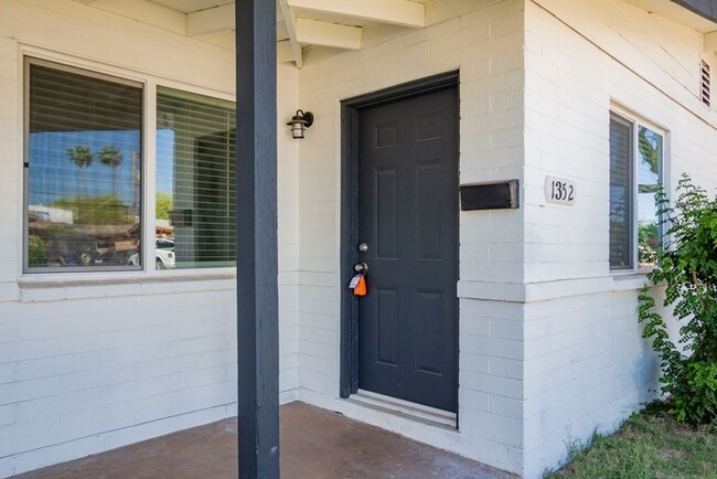 Building Photo - 1352 W Garden Cir