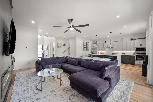 Foto del edificio - "Luxury 5-bedroom home offering expansive living, upscale design and seamless indoor-outdoor ente...