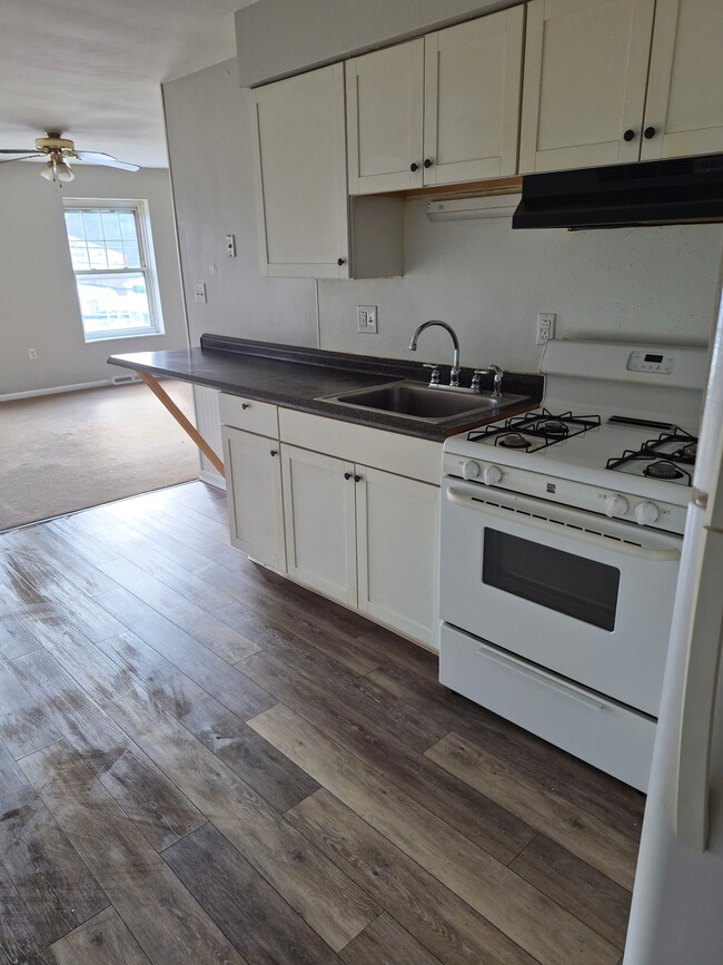 Building Photo - 701 E 2nd Ave