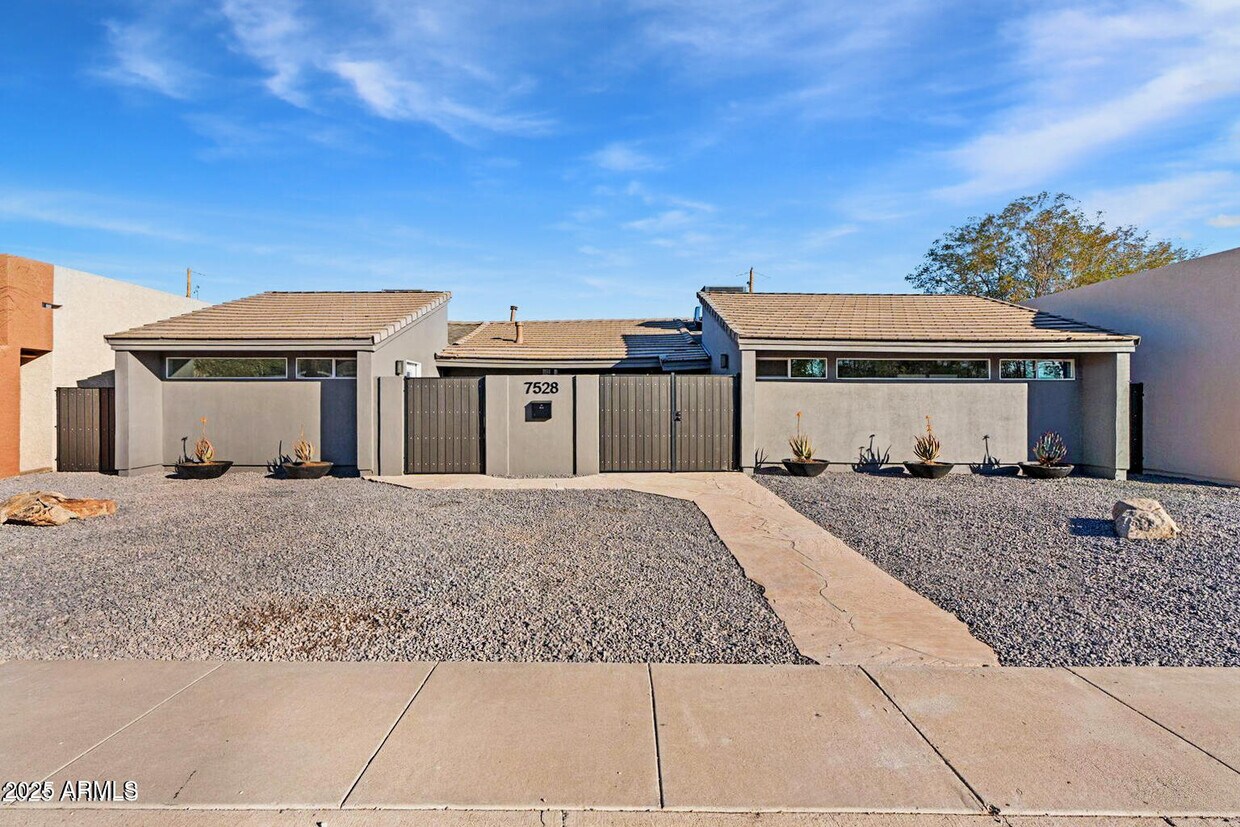 Foto principal - 7528 E 1st St