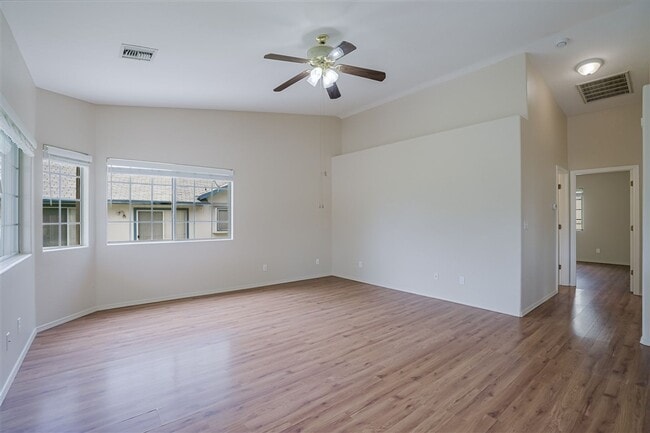 Building Photo - 4150 N Viewpoint Dr