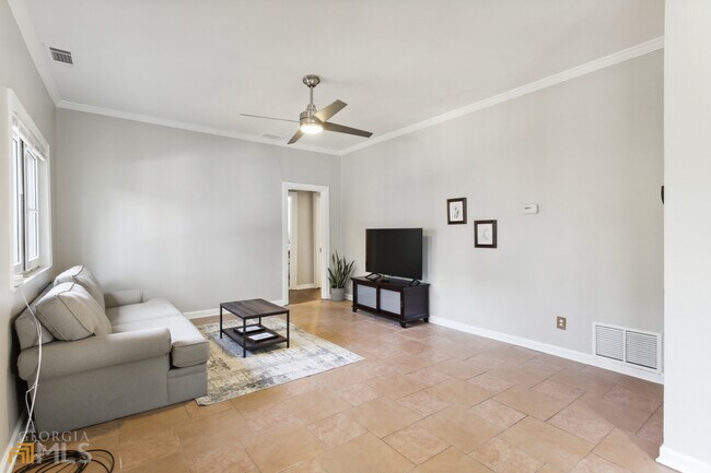 Building Photo - 653 Somerset Terrace NE