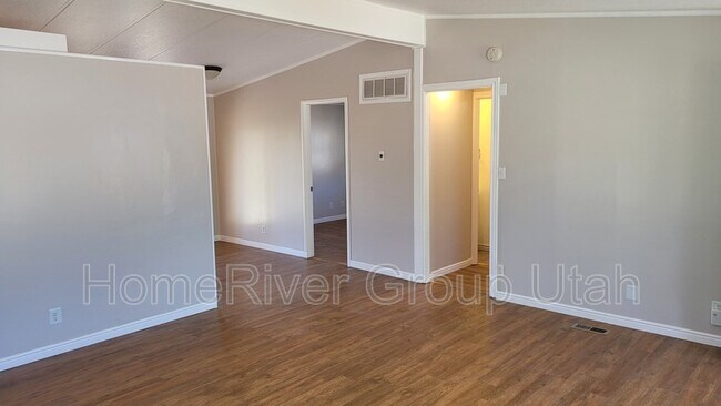 Building Photo - 283 Royal Oaks Dr