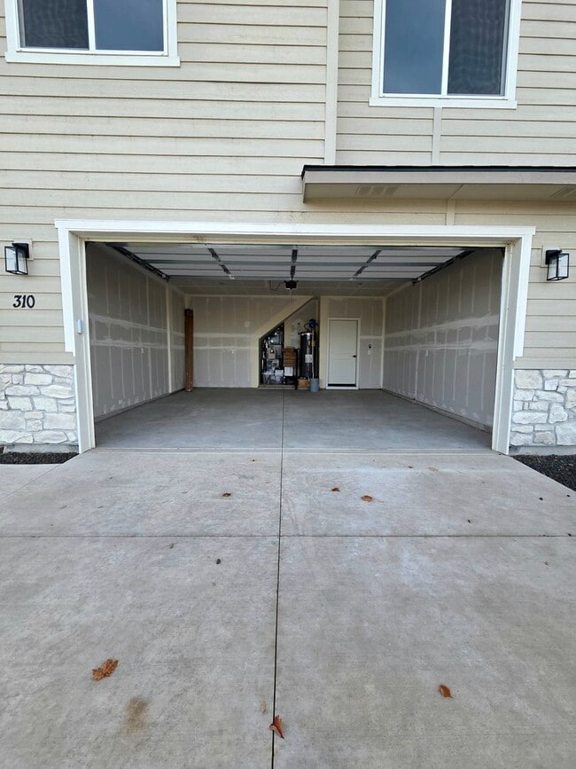 Building Photo - Modern New-Build Duplex in Payette