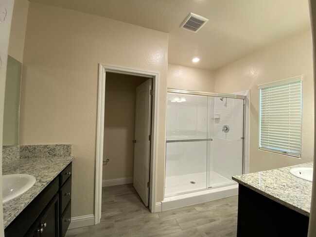 Building Photo - Beautiful home ready for your family avail...