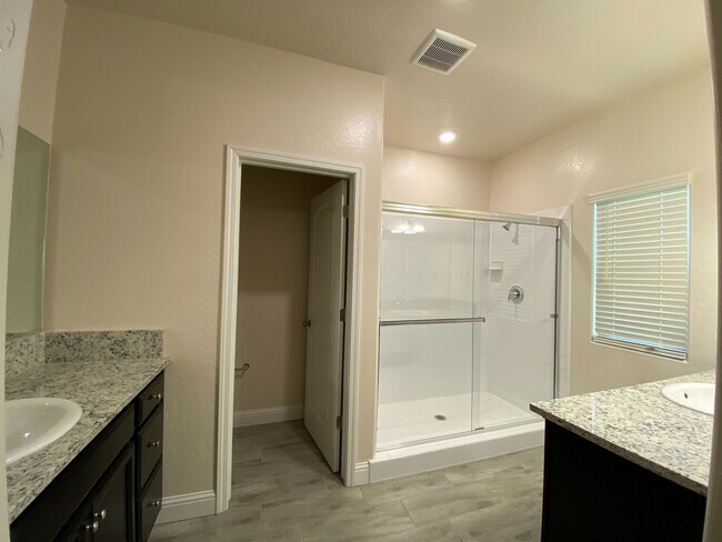 Foto del edificio - Beautiful home ready for your family available June!