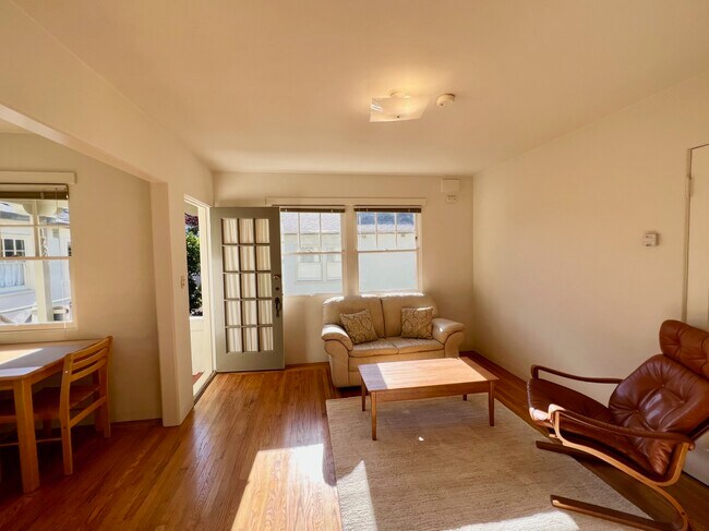 Sala de estar 1 de 2 - 1750 Allston Way