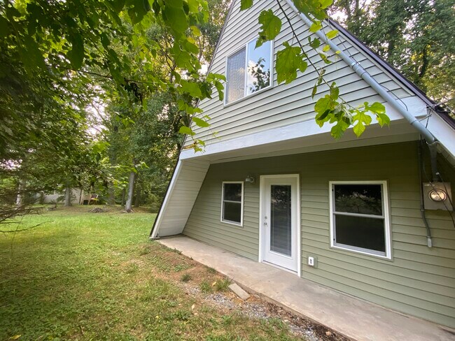 Foto del edificio - 71 Goose Hollow Rd