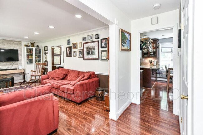 Foto del edificio - 10124 Commonwealth Blvd