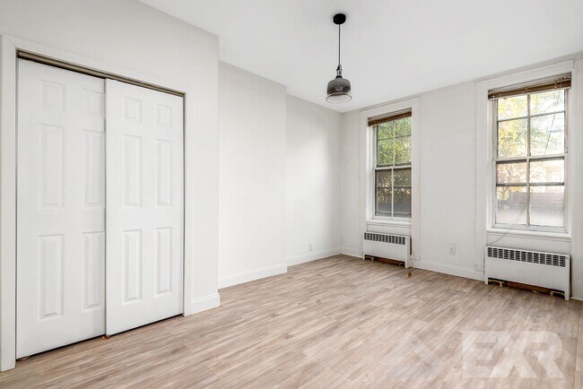 Foto del edificio - 59-29 Linden St
