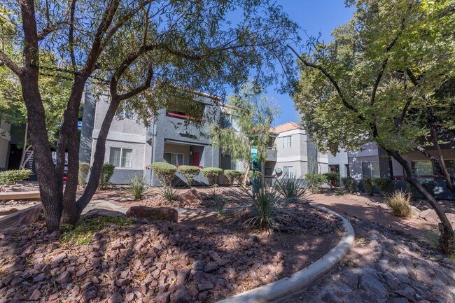 Foto del edificio - MOVE IN SPECIAL - Available 2 Bedroom Down...